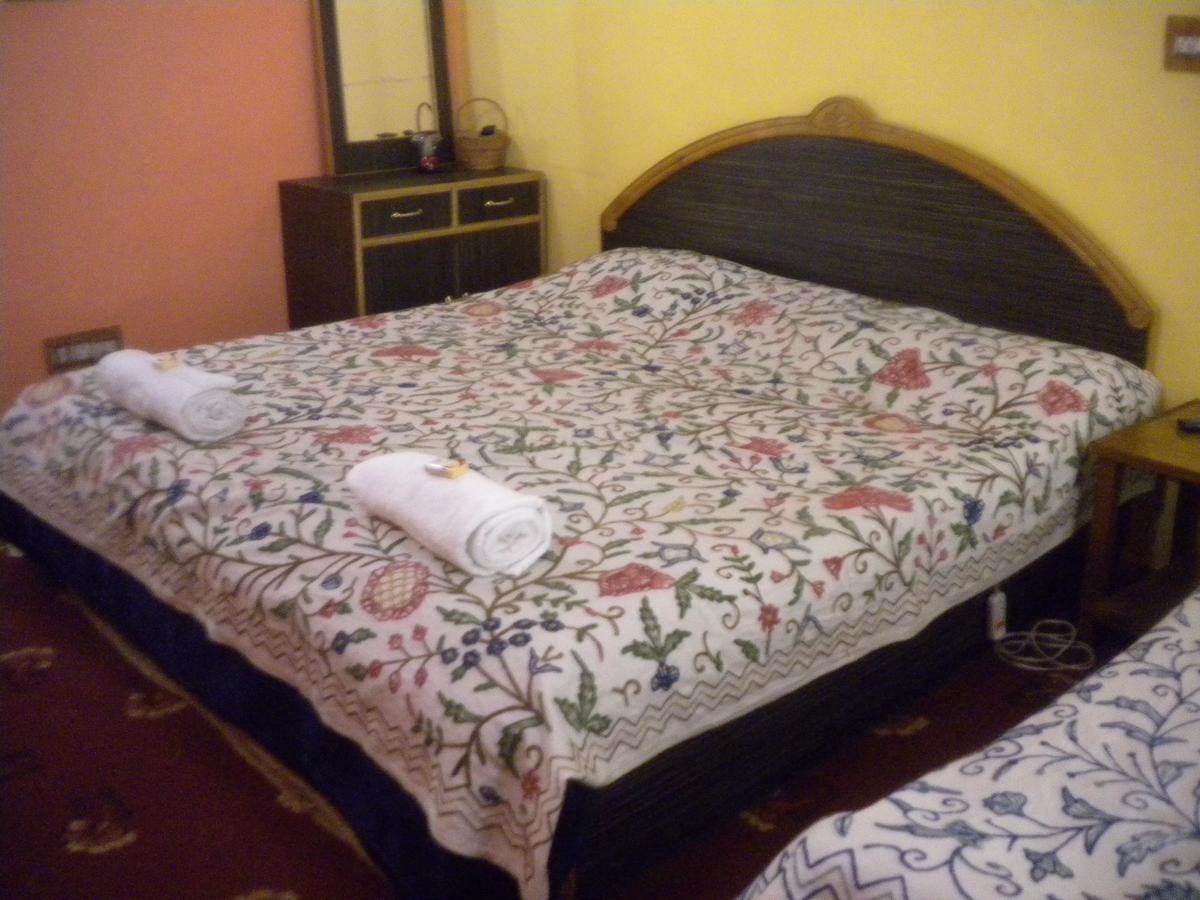 Blooming Dale Hotel Srīnagar Kültér fotó