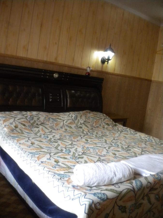 Blooming Dale Hotel Srīnagar Kültér fotó